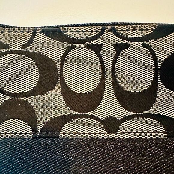 Coach signature canvas wristlet with leather strap. - Picture 3 of 6